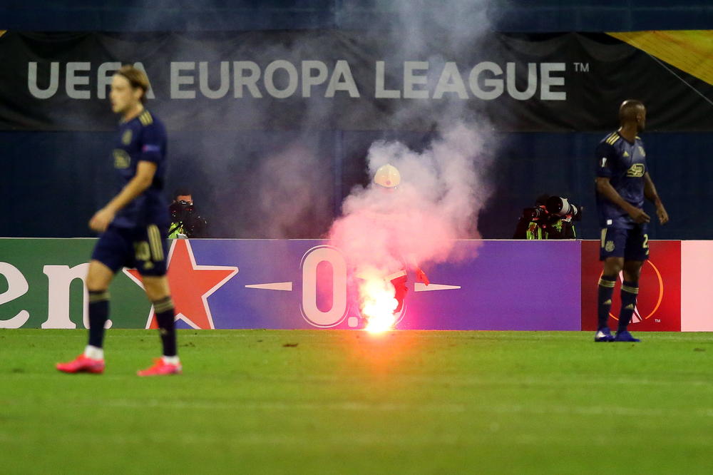 BED BLU BOJSI BOJKOTOJU DINAMO: Na tribinama 1.271 navijač, vređana i supruga trenera Mamića!