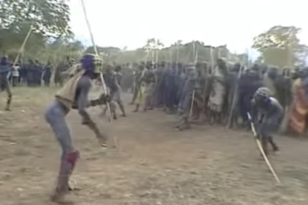 ZA MLADU SE MOTKAMA BORE DO SMRTI: Surovi ritual etiopskog plemena koji vlada nije uspela da ukine (VIDEO)
