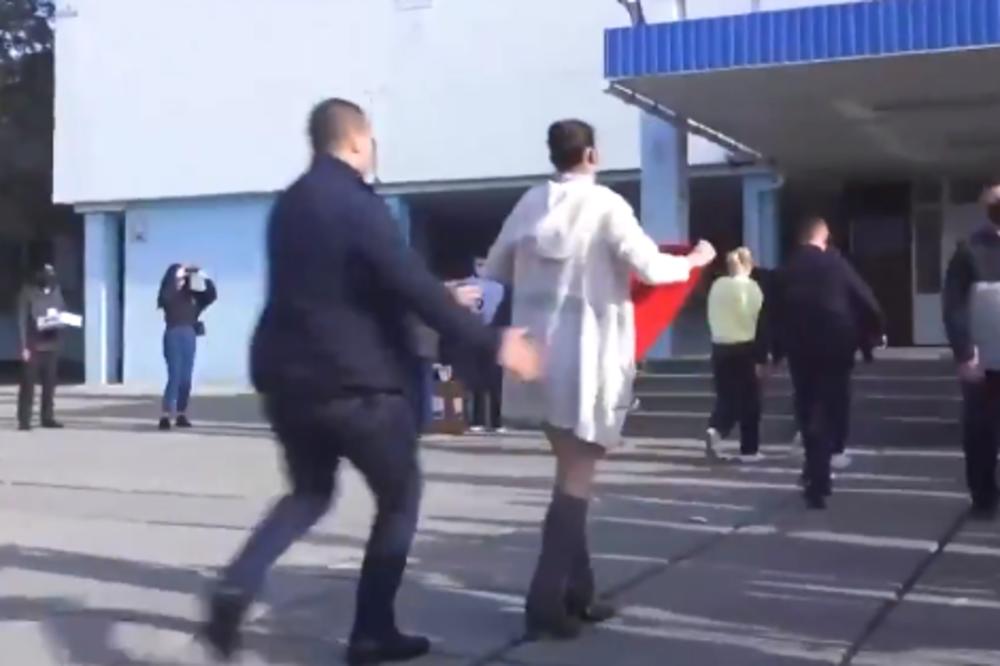 KAKAV SKANDAL U UKRAJINI: Aktivistkinja podigla suknju kad je prolazio Zelenski (VIDEO)