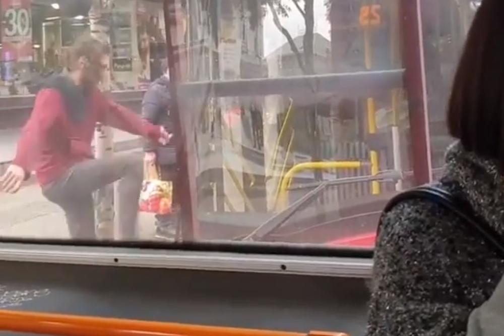 IDENTIFIKOVAN PIJANI NASILNIK (34): Besno šutirao autobus u centru Beograda