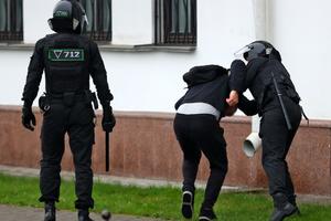 HAPŠENJA U BELORUSIJI ZBOG NACIONALNOG ŠTRAJKA: Policija privodi studente, okupilo se oko 100 ljudi u centru Minska