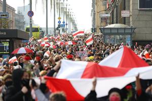 PROTEST U BELORUSIJI: Pristalice opozicije prošetale trgom u Minsku! Prvo se okupili stariji, pa im se pridružili studenti