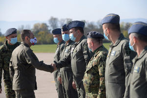 ČUVARI SRPSKOG NEBA: Vulin obišao pripadnike 98. vazduhoplovne brigade na aerodromu Lađevci