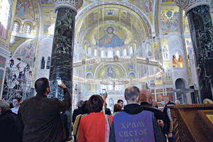 PONOS SRBIJE I PRAVOSLAVLJA: Vernici ushićeni mozaikom u Hramu Svetog Save (FOTO)