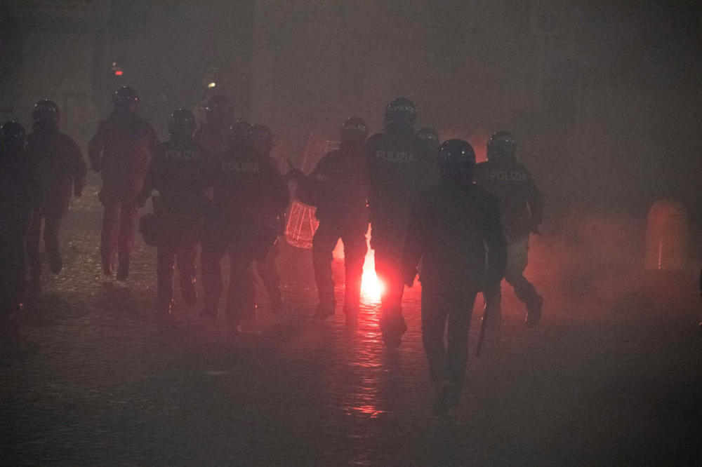 HAOS U RIMU, ITALIJANI BESNI ZBOG NOVIH KORONA MERA: Vodeni topovi, dimne bombe i petarde! Sirene odjekuju ulicama (FOTO, VIDEO)