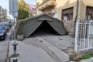 VOJSKA SRBIJE POMAŽE KRALJEVU: Postavljeni šatori ispred ambulante u Kraljevu, spremni i za loše vreme