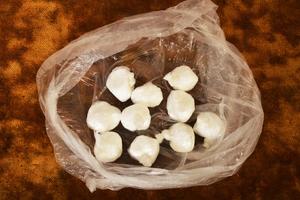 UHAPŠEN ZBOG KOKAINA: Mladić iz Prokuplja krio 5,7 grama droge u jastuku