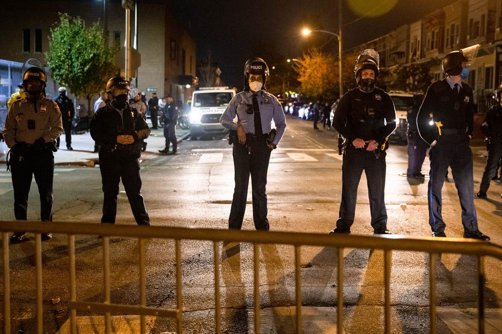 U FILADELFIJI UVEDEN POLICIJSKI ČAS ZBOG NASILNIH PROTESTA: Vlasti hoće da stanu na put pljačkama i sukobljavanju sa policijom