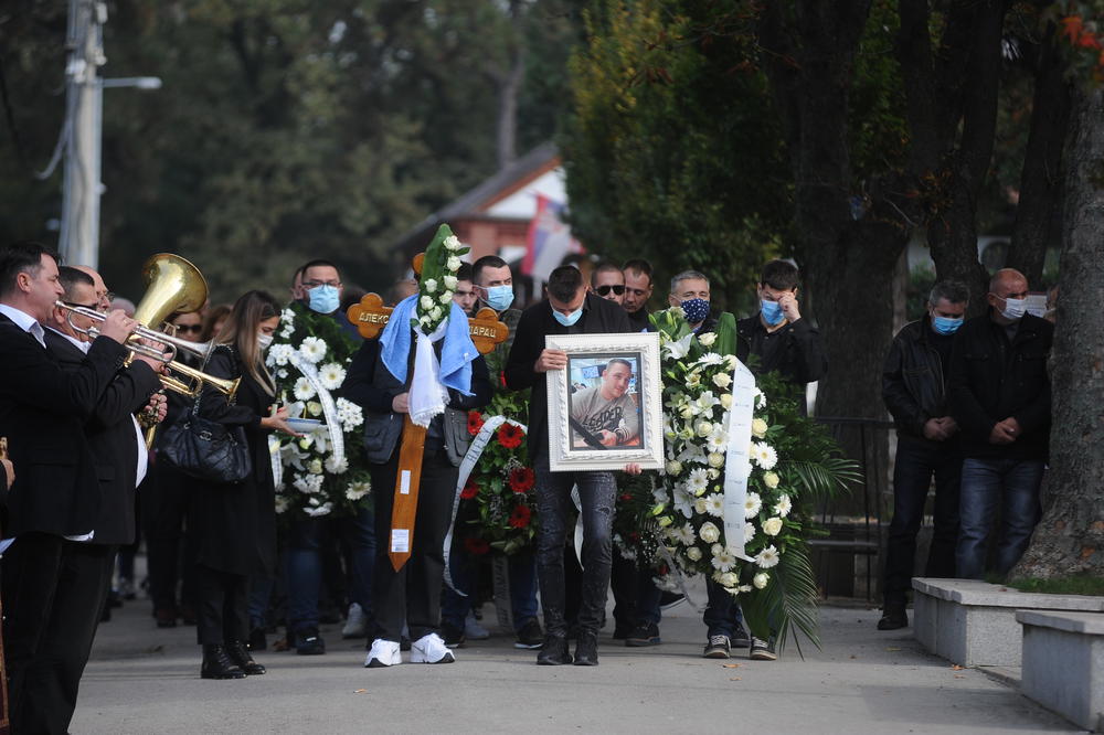 SAHRANJEN ALEKSANDAR ŠARAC: Prijatelji i rodbina odali mu poslednju poštu na Topčiderskom groblju (FOTO/VIDEO)