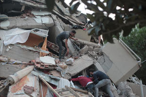 SPASENI POSLE 18 SATI: Majka i troje dece izvučeni iz ruševina u Izmiru, spasioci se bore da izvuku i četvrtog mališana