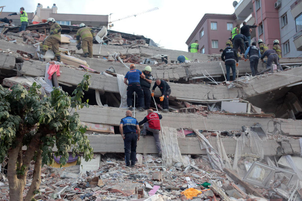 RASTE BROJ ŽRTAVA ZEMLJOTRESA U TURSKOJ I GRČKOJ: Poginulo 26 ljudi, povređeno više od 800, spasioci se probijaju kroz ruševine