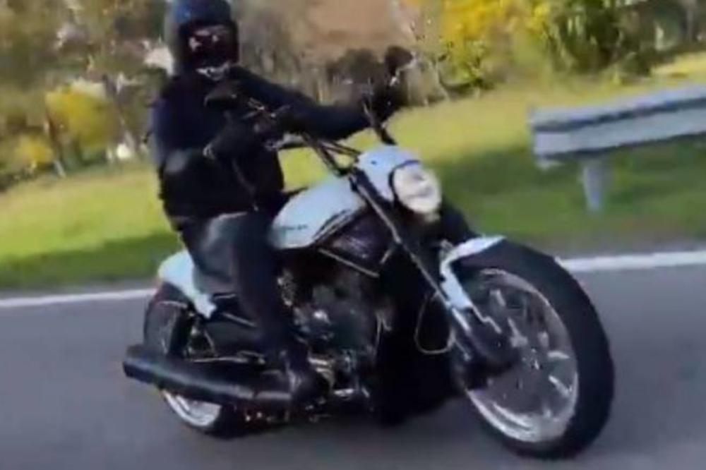 ZLATAN JE IZNAD SVIH PRAVILA: Ibrahimović dolazi na treninge motociklom, iako mu je to zabranjeno! VIDEO