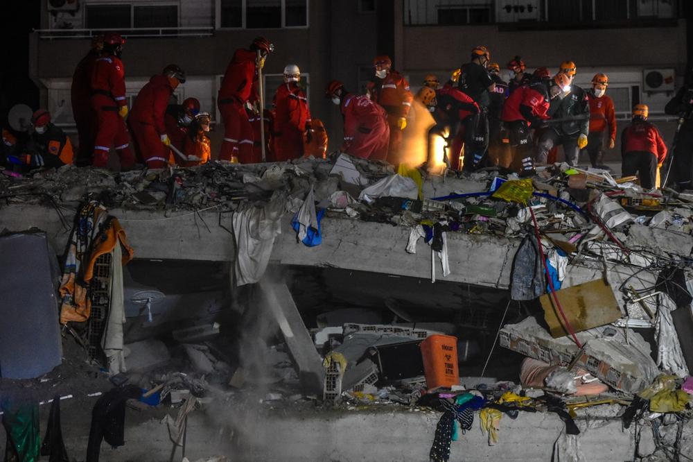 RASTE BROJ ŽRTAVA ZEMLJOTRESA U TURSKOJ I GRČKOJ: Poginulo 116 ljudi, spasioci raščišćavaju poslednje dve srušene zgrade