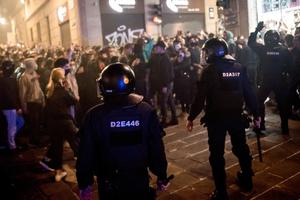 HAOS NA ULICAMA ŠPANIJE: Protesti zbog mera uvedenih zbog pandemije! Pljačke, barikade i sukobi sa policijom širom zemlje (VIDEO)