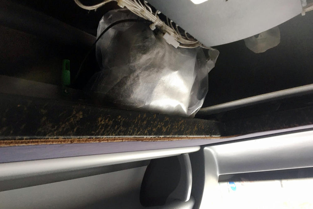 4 UHAPŠENA NA BATROVCIMA: U krovu minibusa pronađeno 2,2 kilograma marihuane FOTO
