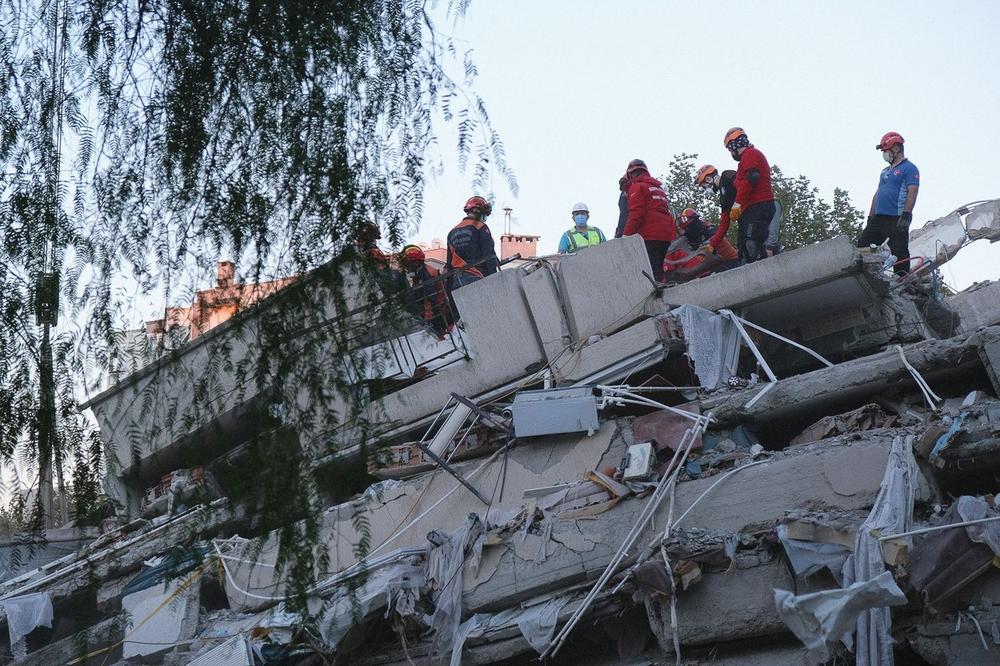 BIO JE ZATRPAN 33 SATA: Stariji muškarac izvučen iz ruševina u Turskoj, i dalje traje akcija spasavanja