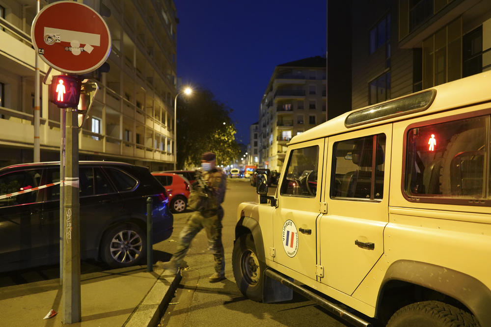 NAPADAČ NA PRAVOSLAVNOG SVEŠTENIKA U LIONU IPAK NA SLOBODI: Osumnjičeni za napad ispred crkve je pušten, nisu nađeni dokazi!