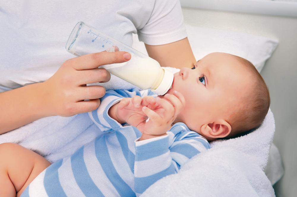 ALARMANTNO: Bebe uz mleko popiju i opasnu plastiku iz flašica