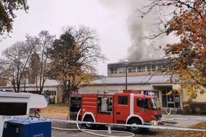 UGAŠEN POŽAR U ŠKOLI U ZAGREBU: Vatra buknula tokom noći, jedan vatrogasac povređen, 22 vozila izašla na teren (FOTO, VIDEO)