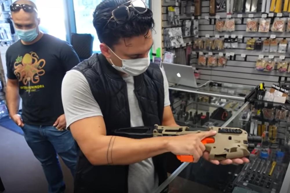 AMERIKANCI SE NAORUŽAVAJU DO ZUBA PRED IZBORE: Strahuju od nemira, pa opustošili prodavnice oružja (VIDEO)