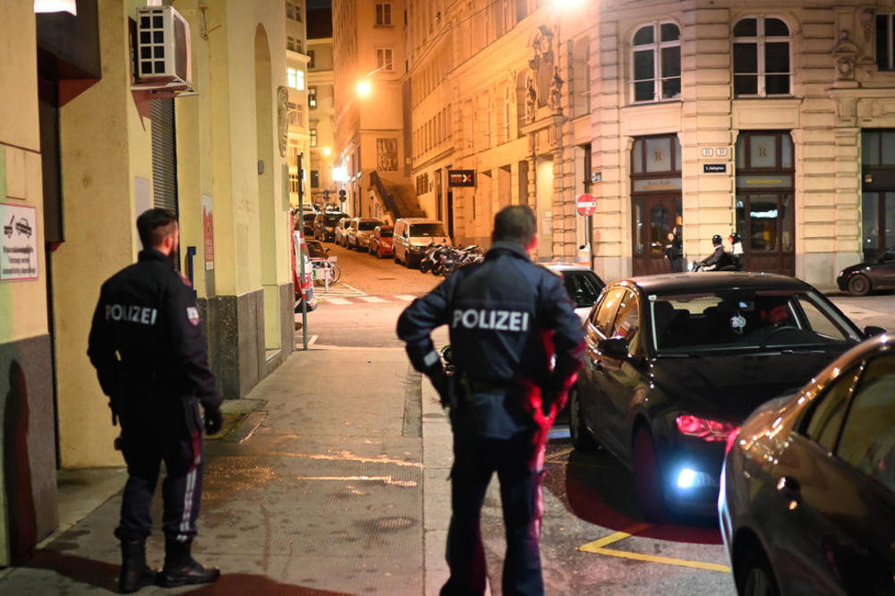 <p>"Napadač se kretao ka hotelu Markt i pucao je po ljudima koji su sedeli u kafićima, nije nišanio na sinagogu", rekao je jedan od očevidaca napada u Beču rabin Šlomo Hofmajster.</p>