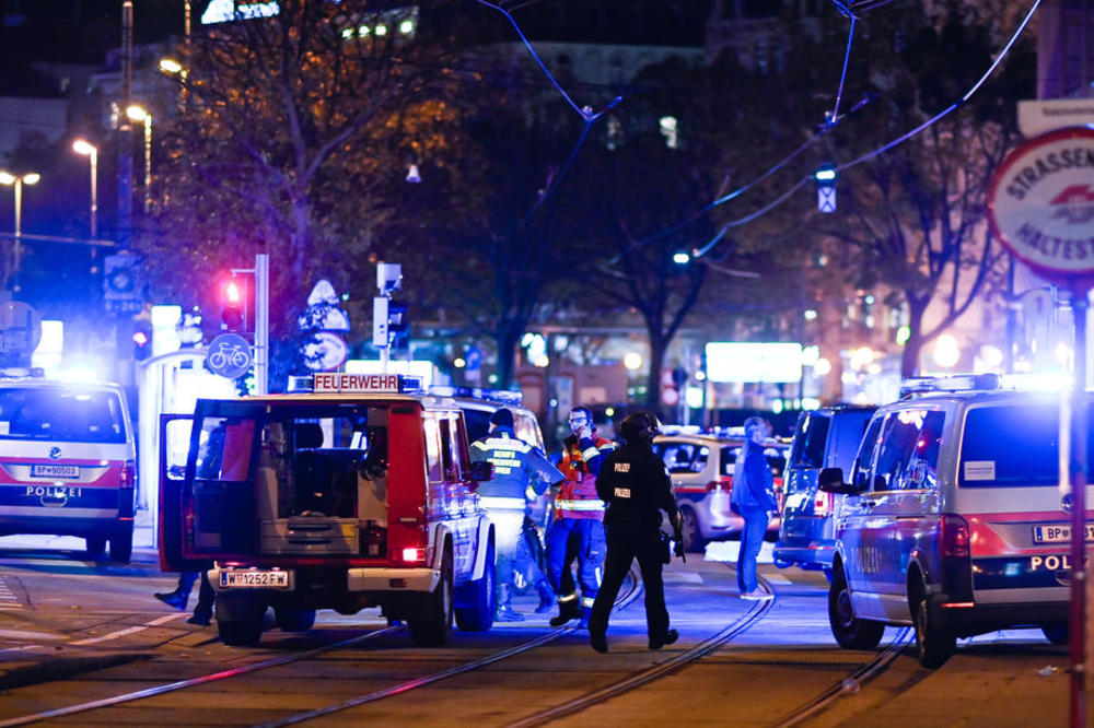 <p>"Napadač se kretao ka hotelu Markt i pucao je po ljudima koji su sedeli u kafićima, nije nišanio na sinagogu", rekao je jedan od očevidaca napada u Beču rabin Šlomo Hofmajster.</p>