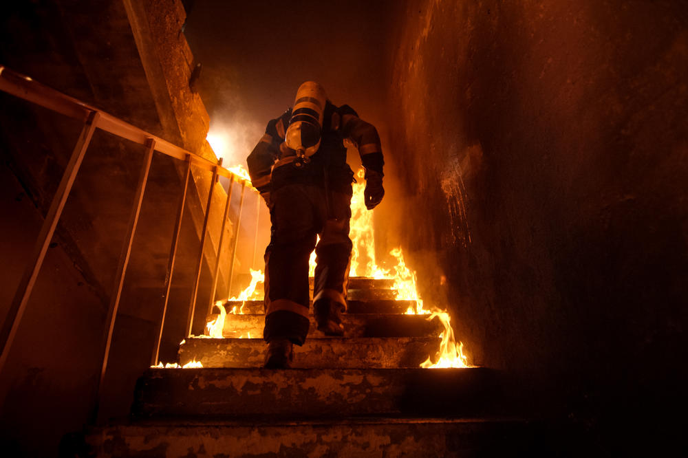 POŽAR U VINČI: Gorela baraka u kojoj žive 4 porodice, vatrogasci se izborili sa vatrenom stihijom