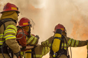 GORI SUPERMARKET U PLJEVLJIMA: Vatrogasci seku limeni krov da mogu da priđu vatri!