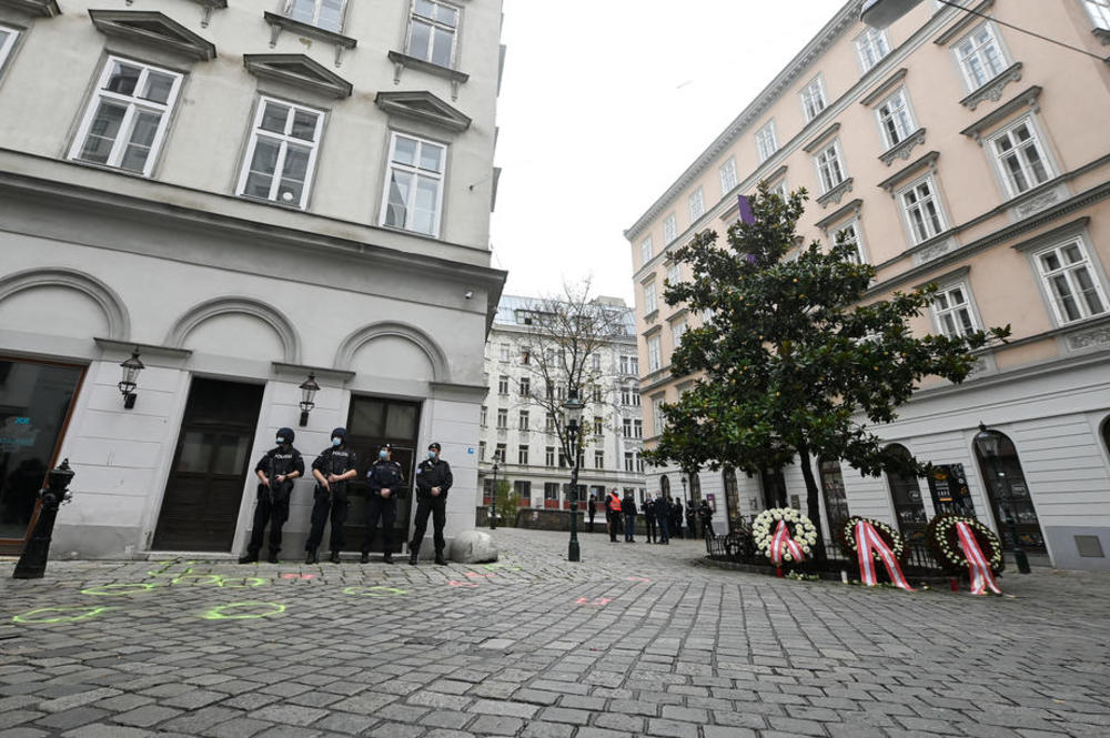 <p>Dan posle terorističkog napada u centru Beča, ulice su uglavnom prazne, a građani su u velikom broju ostali kod kuće.</p>