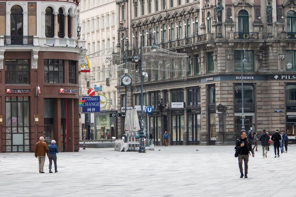 <p>Dan posle terorističkog napada u centru Beča, ulice su uglavnom prazne, a građani su u velikom broju ostali kod kuće.</p>