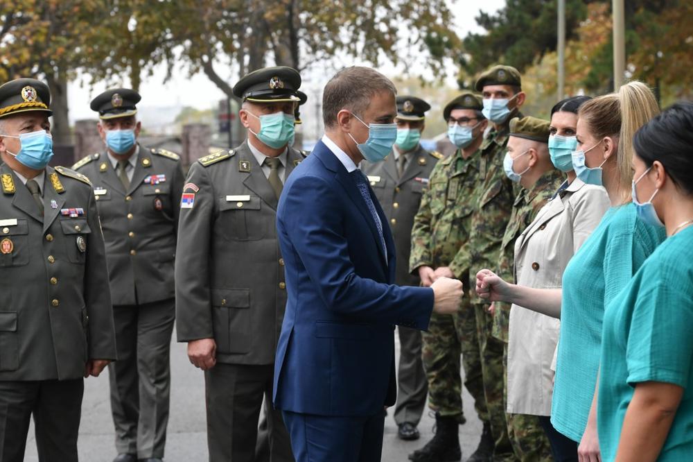 MINISTAR STEFANOVIĆ OBIŠAO VOJNE KOVID BOLNICE U NOVOM SADU I BEOGRADU: Zahvalio se svim lekarima i sestrama koji danonoćno rade