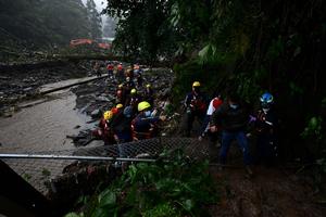 URAGAN ETA ODNEO 50 ŽIVOTA U GVATEMALI: Zatrpano 20 kuća! Kiša lije, ne dozvoljava prilaz spasilačkim ekipama! (VIDEO)