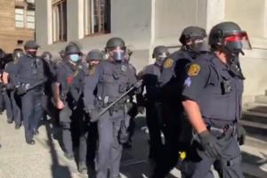 POLICAJCI U PUNOJ RATNOJ OPREMI STIGLI U PITSBURG: Razdvajaju Trampove i Bajdenove pristalice (VIDEO)