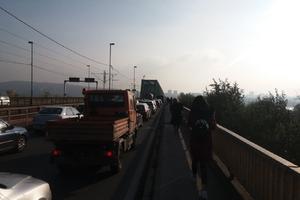 SILAN ZASTOJ NA PANČEVCU, OTEGLA SE KOLONA: Ljudi iz autobusa idu peške preko mosta, oni u kolima sede i čekaju! (FOTO)