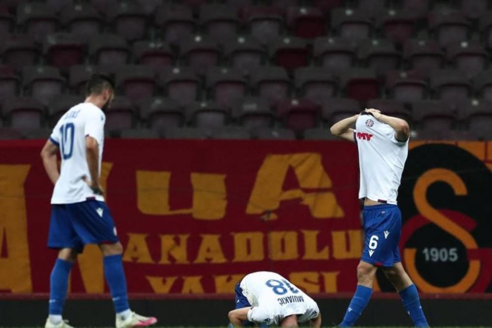 LUDILO NA POLJUDU: Igrači Hajduka se svađali, pa u 90. minutu promašili penal za pobedu! VIDEO