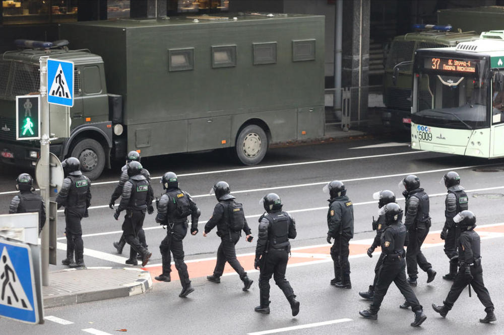 POLICIJA NA ULICAMA, MARICE, VODENI TOPOVI: Minsk se priprema za nove proteste (VIDEO)