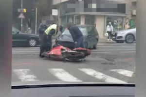 SAOBRAĆAJKA NA UGLU BEOGRADSKE I NJEGOŠEVE: Povređen motociklista, prevezen u Urgentni (KURIR TV)