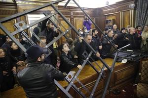 NEMIRI U JEREVANU: Demonstranti upali u parlament, ušli u kancelarije poslanika i lome sve što stignu! Čuju se uvrede i pretnje