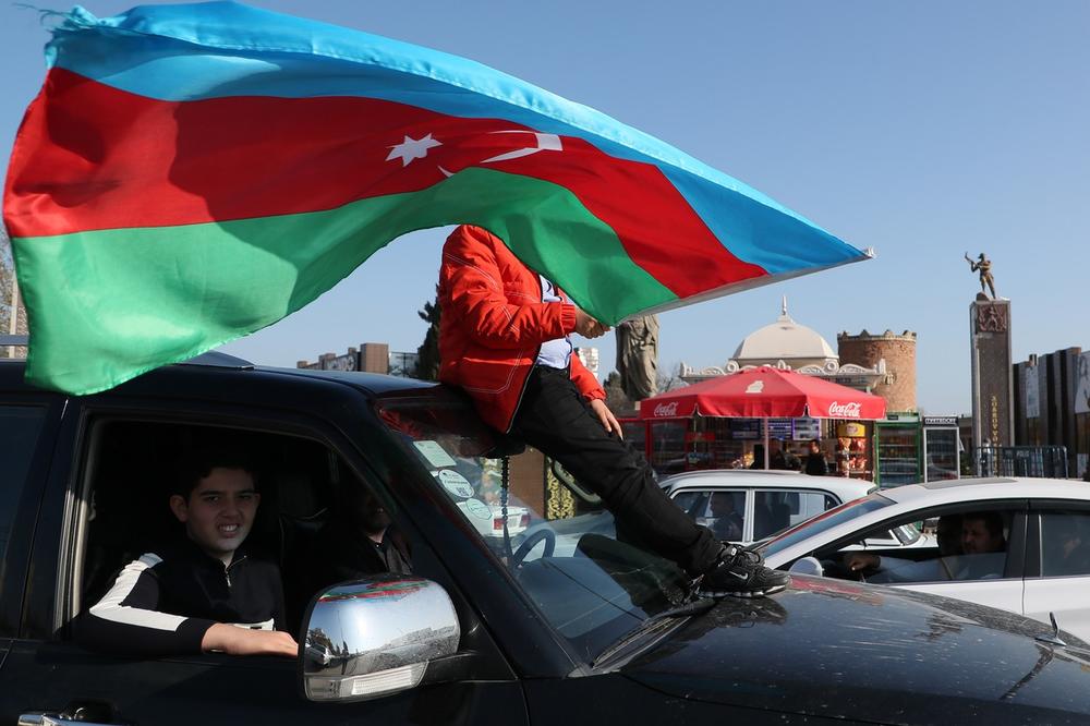 DOK U JERMENIJI BUKTE NEREDI, AZERBEJDŽANCI SLAVE KRAJ RATA U KARABAHU Izašli na ulice zbog "istorijske pobede", vijore se zastave