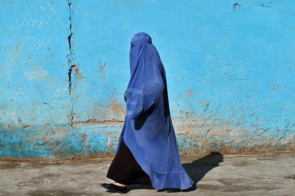 TALIBANI ŽENI IZBOLI OČI JER SE ZAPOSLILA: Izgubila je vid, ali ni tu nije kraj njenim mukama (FOTO)