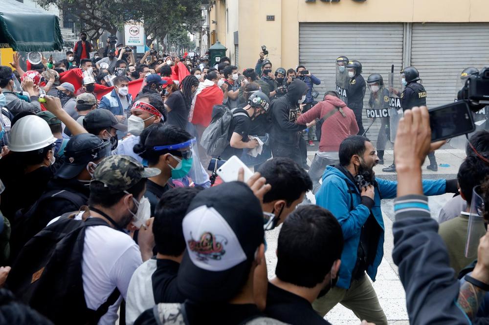 HAOS U PERUU ZBOG OPOZIVA PREDSEDNIKA: Demonstranti izašli na ulice, sukobili se sa policijom, ima uhapšenih i povređenih (VIDEO)