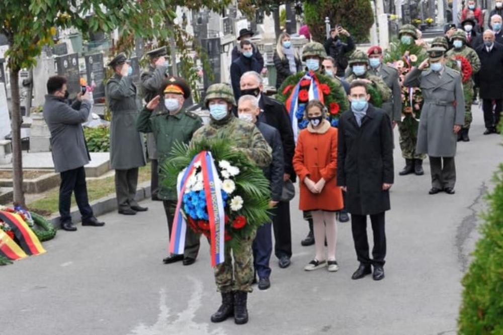 POLOŽENI VENCI NA SPOMEN KOSTURNICU RUSKIH VOJNIKA: Vesić i ruski ambasador odali poštu na Novom groblju (FOTO)