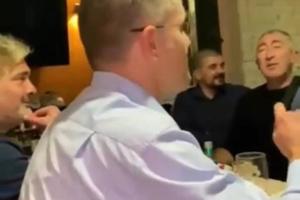 KRITIKUJU NA SAV GLAS, A NE POŠTUJU MERE: Vuk Jeremić sa ekipom iz Narodne stranke slavi u kafani bez maske i distance! (VIDEO)