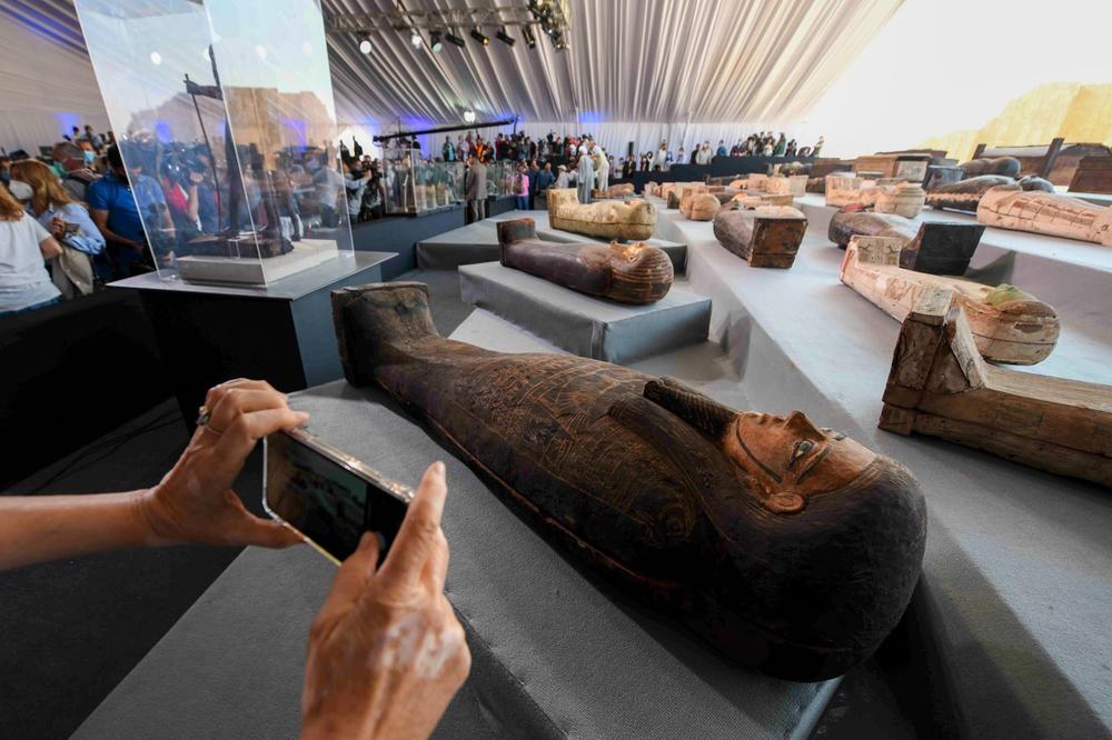 ZNAČAJNO ARHEOLOŠKO OTKRIĆE U EGIPTU: Pronađeno najmanje 100 drevnih sarkofaga sa mumijama i oko 40 pozlaćenih statua (FOTO)