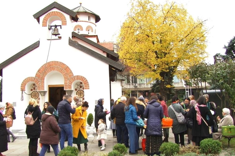 SLAVA KAO TEMPIRANA KORONA BOMBA: Pogledajte desetine vernika ispred crkve u Valjevu, oglušili se o apele lekara i sveštenika FOTO
