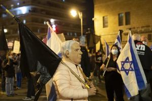 DEMONSTRANTI NE ODUSTAJU Hiljade ljudi ispred kuće izraelskog premijera Netanjahua traže NJEGOVU OSTAVKU