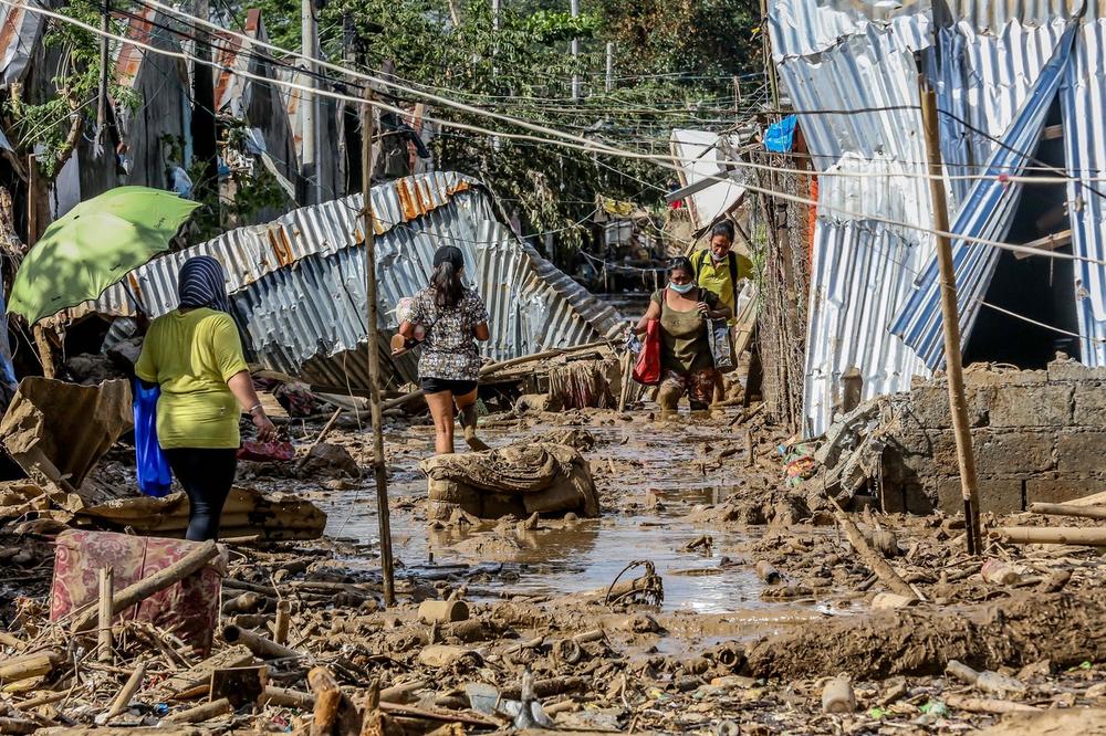 RASTE BROJ ŽRTAVA RAZORNOG TAJFUNA VAMKO: Na Filipinima poginulo 67 ljudi, 12 lica je nestalo! Oštećeno 26.000 kuća (VIDEO)