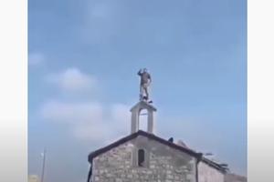 DRAMATIČAN SNIMAK IZ KARABAHA: Azerbejdžanski vojnik se popeo na vrh jermenske crkve i viče "Alahu akbar"? (VIDEO)