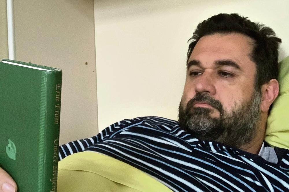 PROFESOR ZA PRIMER SVIMA: Bojan Lalić držao predavanje iz bolesničke sobe