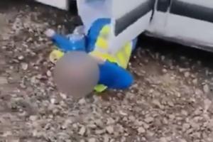 NEVIĐENI SKANDAL U HRVATSKOJ: Komunalci mrtvi pijani ispadaju iz kombija i valjaju se po blatu, i to usred radnog vremena (VIDEO)